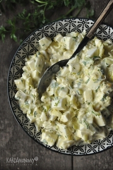 Sałatka z jajkami, rzeżuchą i fetą