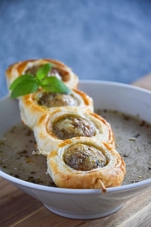 Szaszłyki francuskie i krążki z białą kiełbasą. Przepis po kliknięciu w zdjęcie.