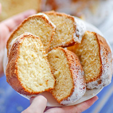 Piaskowa pomarańczowa


Składniki

    200 g miękkiego masła
    2/3 szklanki cukru
    1 torebka cukru wanilinowego
    4 jajka
    100 g białej czekolady (opcjonalnie)
    sta...