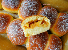 Delikatne Bułeczki z Musem Jabłkowym. Bułeczki przygotowałam na śniadanie dla moich chłopaków,można je również nadziać ulubionym dżemem,konfiturą lub masą krówkową.