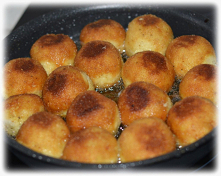 Smażone kulki ziemniaczane - tanie, smaczne i bardzo sycące. Polecam na obiad, na kolację lub dla gości;-)