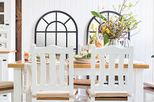 Białe krzesła woskowane to idealne uzupełnienie jadalni czy kuchni meble-woskowane.com.pl