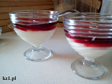 Pudding na bazie kaszy manny z sokiem malinowym.