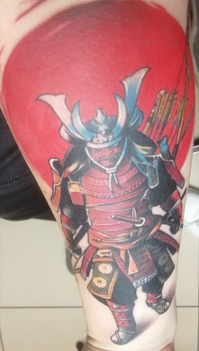 花は桜のつぼみ、男は武士
Kwiat-to pąk wiśni, mężczyzna - to samuraj.