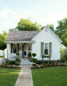 farmhouse front yard landsc...