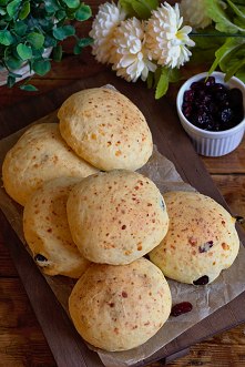 Bułeczki z cheddarem i żura...