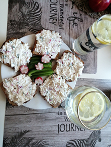 Śniadanie dla Dwójga, twarożek ze szczypiorkiem i rzodkiewką na żytnim pieczywie... Tak pięknie, wiosennie, a przede wszystkim zdrowo! Tak można zaczynać dzień!, 