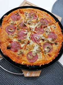 Najlepsza pizza jaka może być, na cienkim cieście, do tego chrupiąca, mm :)
"handmade
