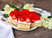 Biszkopt z truskawkami i kremem