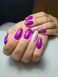 naturalne pazurki w kolorze fuksji ze srebrnym ornamentem  