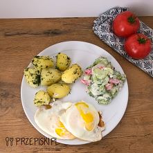 Szybki Obiad: Jajka Sadzone z Młodymi Ziemniakami i Mizerią
