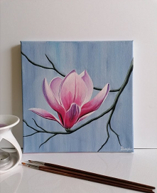 Drzewo magnolii efektownie budzi się do życia. Piękne kwiaty pojawiają się jeszcze zanim rozwiną się liście.