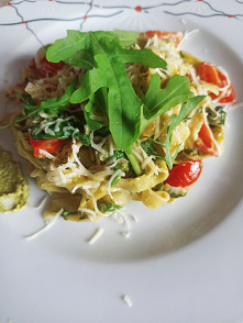 Brak pomysłu na obiad ? 
Tagliatelle z pesto i pomidorkami koktajlowymi ♥️♥️♥️ Lekkie smaczne i tanie