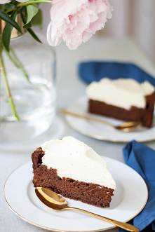 Czekoladowa chmura to wyjątkowe ciasto – totalnie czekoladowe, intensywne i przepyszne. A to wszystko bez ani grama mąki!