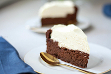 Czekoladowa chmura to wyjątkowe ciasto – totalnie czekoladowe, intensywne i przepyszne. A to wszystko bez ani grama mąki!