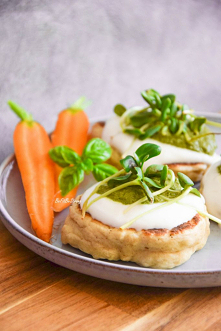 Żytnie placki ze zsiadłego mleka z pesto z natki marchewki. Przepis po kliknięciu w zdjęcie.