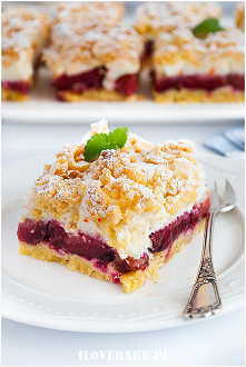 Kruche ciasto ze śliwkami i bezą