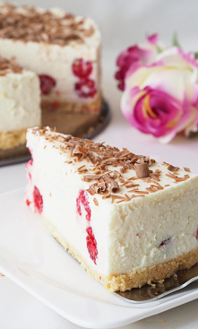 Sernik z malinami i białą czekoladą
Na upalne dni i nie tylko - sernik z malinami na zimno. Sernik z białą czekoladą i bitą śmietaną. Naprawdę rewelacyjny smak. A niespodzianka ...