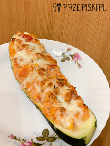 Cukinia Faszerowana Kurczakiem z Kaszą Jaglaną