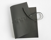 Szary piórnik skórzany to połączenie elegancji i minimalistycznego stylu. To świetne miejsce do przechowywania przyborów do kaligrafii. Sprawdź to!