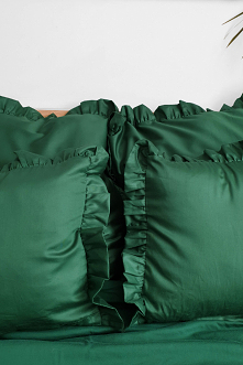 Pościel z falbaną w kolorze butelkowa zieleń SEN O LESIE.

Pościel i poszewki polskiej marki NASZE DOMOWE PIELESZE