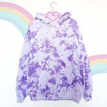 Bluza fioletowa tie dye to jeden z najmodniejszych trendów w tym sezonie. Postaw na ciekawy wzór i przyjemny w dotyku, ciepły materiał.