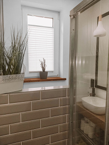 PLISY  to dekoracja okna, którą nasza Klientka Pani Monika, wybrała do całego domu :)

Materiał to Sara Pearl w kolorze białym. Zaciemnia w ok 60% i odbija promienie słoneczne.
...