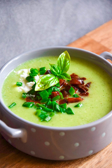 Krem z cukinii z fetą i chorizo FIT. Przepis po kliknięciu w zdjęcie.