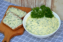 Latem robimy je na okrągło! Niesamowicie zdrowe, pachnące i przepyszne masło. Wspaniale wzbogaci smak pieczywa i doprawi jajecznicę.