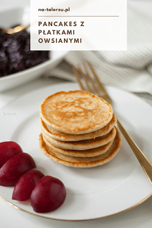 Pancakes fit z płatkami owsianymi to świetny przepis na fit śniadanie. Placuszki z dodatkiem płatków to zdrowsza i bardziej sycąca wersja tych puszystych, amerykańskich placuszków.