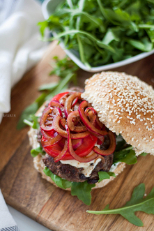 Włoskie burgery z marynowaną cebulką i pełnoziarnistą bułką to pyszna wersja fit jednego z najpopularniejszych fast foodów.