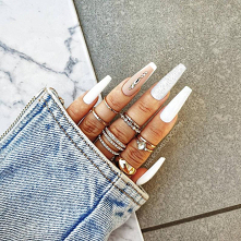 Paznokcie press on. Sztuczne panokcie, tipsy, naklejane paznokcie, żelowe i akrylowe białe kryształy matowy french salon online nailroomstudio.com