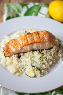 Łosoś z ryżem kalafiorowym z cukinią