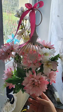 mały #stroik #sztuczne #kwiaty biała klatka -pepco kwiaty kwiaciarnia gąbka florystyczna :) Coś byście dodali? Może trochę zieleni ? światełka?