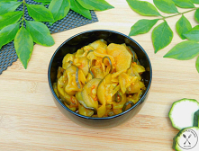 Sałatka cukiniowa z kurkumą