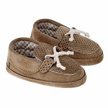 Beżowe mokasyny chłopięce idealne na wiosnę, jesień oraz lato do kompletu z eleganckich lub codziennym zestawieniem dla chłopczyka.