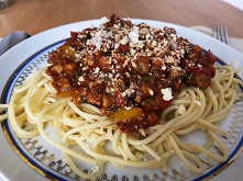 Pyszne spagetti z mięskiem wieprzowym, drobno krojonym.