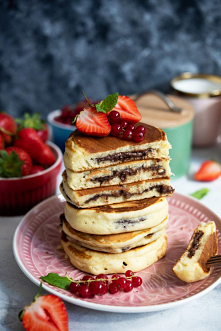 Puszyste pancakes z nutellą w środku