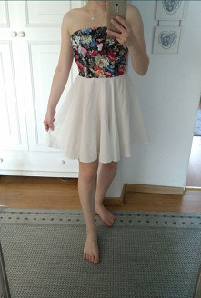 Sprzedam sukienkę w stanie idealnym
Rozmiar 36
Cena 50zl + kw
#sukienka #motywkwiatowy