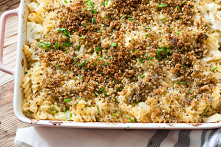 Zapiekanka z makaronem i kalafiorem z chrupiącą posypką