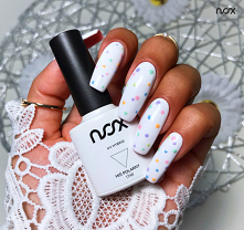 Białe pazurki w kolorowe groszki to propozycja która sprawdzi się o każdej porze roku! W roli głównej Miś Polarny w połączeniu z kilkoma innymi kolorkami! 