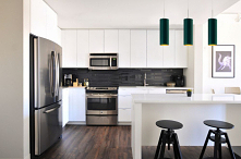 Szukasz prostych ale i nienudnych rozwiązań aranżacyjnych do swojego wnętrza kuchennego? Proponujemy lampę wiszącą ELBA GOLD! Ta lampa mimo swego minimalistycznego designu zwrac...