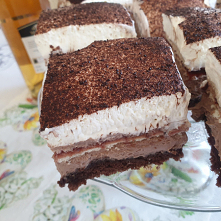 Ciasto Kubanka to składający się z ciemnego biszkoptu, czekoladowego kremu, nuty powideł śliwkowych i bitej śmietany przekładaniec.  Prezentuje się wyśmienicie, nadaje się na wi...