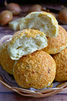 Bułki cebulowe z żółtym serem