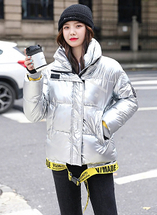 Ciepła kurtka zimowa w srebrnym metalicznym kolorze. Pikowana kurtka srebrna. Młodzieżowa kurtka damska. lejdi.pl