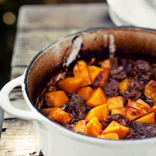 GULASZ WOŁOWY Z CIEMNYM PIWEM, DYNIĄ I CHILI
Pieczony w piekarniku