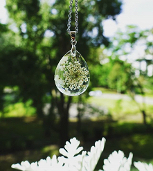 Zatopiony w epoxy kropli baldachimowaty kwiat, wisiorek na łańcuszku, krawatka srebro 925. #epoxyresin #epoxy #epoxyart #biżuteriahandmade #bizuteriarecznierobiona