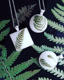 Biżuteria inspirowana naturą. Paprotka w bieli #paprotka #paproć #wisiorekzpaprocią