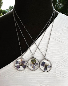 Egzotyczny kwiatek w oprawie okrągłej koloru srebrnego. Nie udało mi się znaleźć go w zielnik, może ktoś z Was wie jak się nazywa? #wisiorekzkwiatem #epoxyart #naszyjnikhandmade...