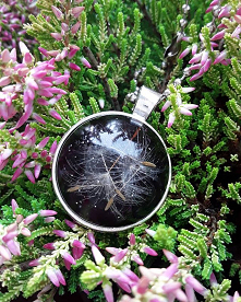 Wisiorek z nasionami dmuchawca okrągły w oprawie koloru srebrnego 2,5 cm  #dmuchawiec #dmuchawiec